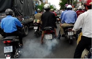 Đi xe máy quá cũ xả khói nhiều ra đường có bị xử phạt